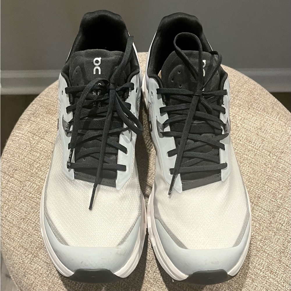 New Men’s On Cloud White and Black with a little gray. Athletic Shoes. 10.5
